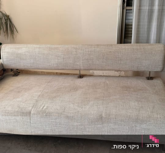 ספה אפורה עם משענת גב בחדר מגורים